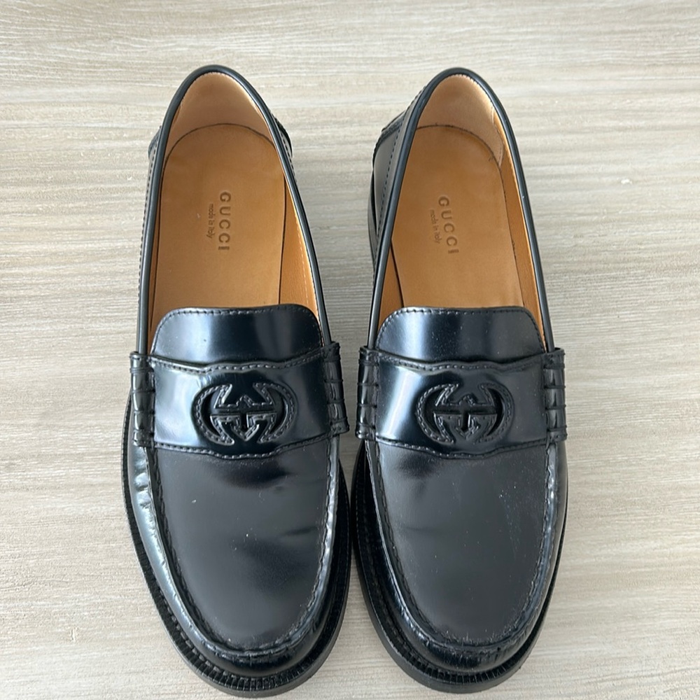 Women’s Gucci Black logo loafers sz 38.5